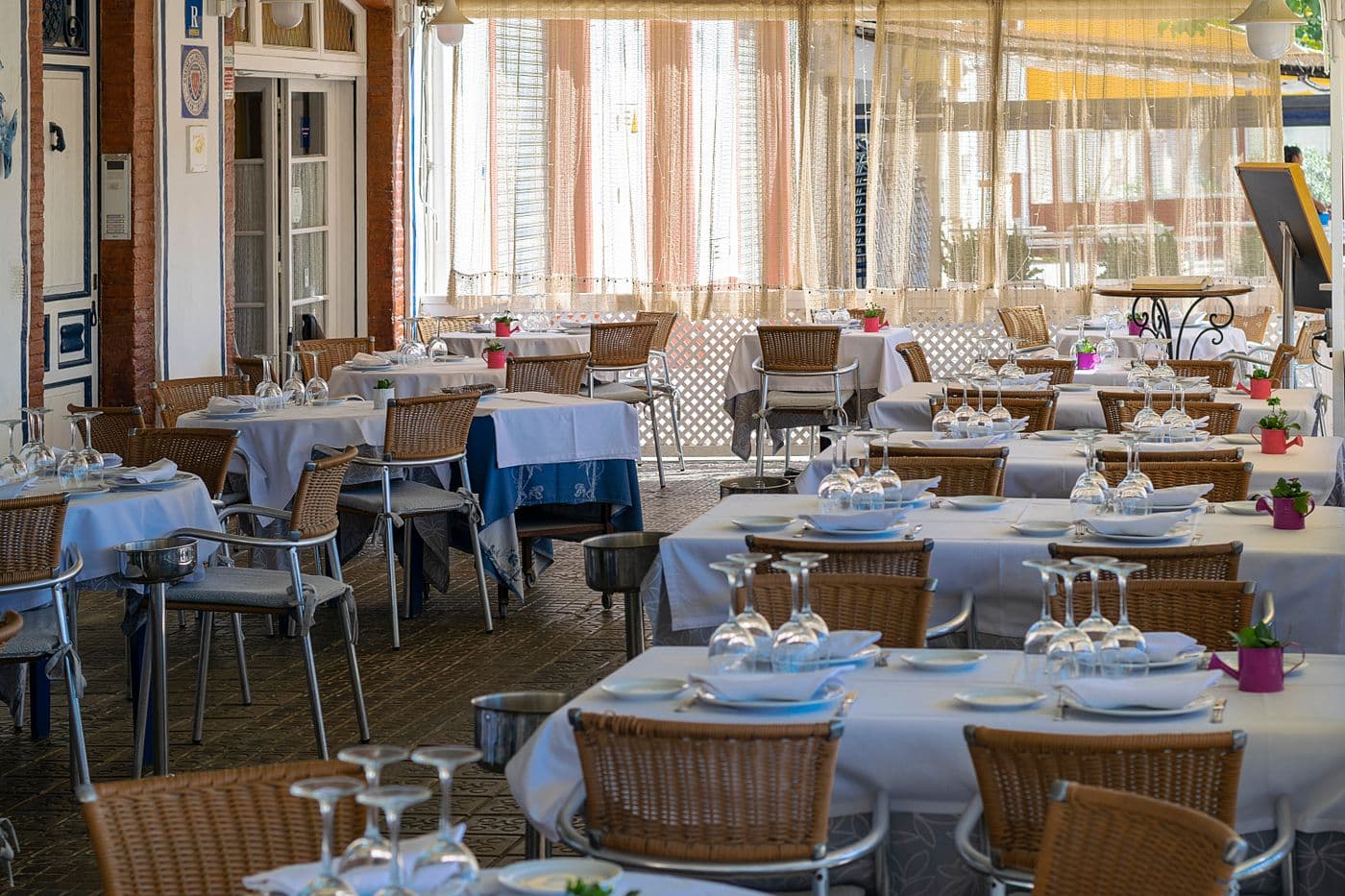 Outdoor dining terrace at Hotel Parkland